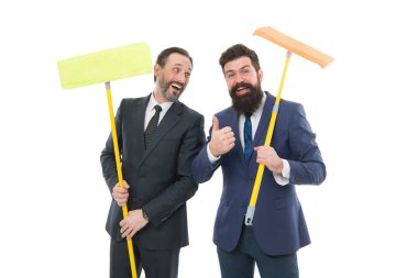 Büyük temizlik günü. Temizlik işi. Ev işleri. Temizlik hizmeti konsepti. Birisi finansal sahtekarlığı öğrenmeden önce izlerimizi kapatın. Açık bir itibar. Sakallı erkekler resmi takım elbise paspaslar tutun