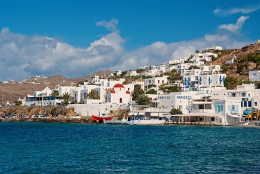 Mykonos, Yunanistan - 04 Mayıs 2010: deniz köy veya kasaba üzerinde dağ manzarası. Mavi gökyüzü deniz kıyısında evlerde. Adada macera ile yaz tatili. Yolculuk tutkusu ve kavram seyahat