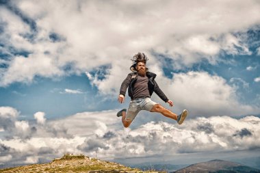Sakallı dostum, zalim beyaz hipster bıyıklı atlamak dağda