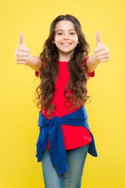 Mükemmel bukleler. Kıvırcık saçlı şirin bir çocuk. Küçük kızın uzun saçları var. Genç manken. Kıvırcık saç stili. Değişikliği görebilirsin. Kuaför tavsiyesi. Uzun, sağlıklı, parlak saçları olan kız.