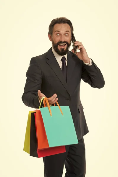 人类使用智能手机进行互联网购买。有纸袋的人。网上买卖。网上做生意很简单。享受商务和购物的冲浪网 — 图库照片