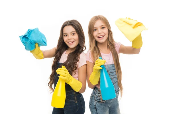 Háztartási illetékek. Kis segítőnk. Lányok aranyos gyerekek szeretik takarítás körül. Tartsa tisztán. Lehetővé teszi, Start takarítás. Gyerekek takarítás együtt. Lányok, sárga gumi védőkesztyű készen áll a tisztításra — Stock Fotó