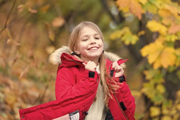 Ragazzina felice nel parco autunnale. Bambina divertirsi all'aria aperta. Adorabile e carino. Un bel viso può non renderti felice, ma un cuore amorevole lo farà — Foto Stock