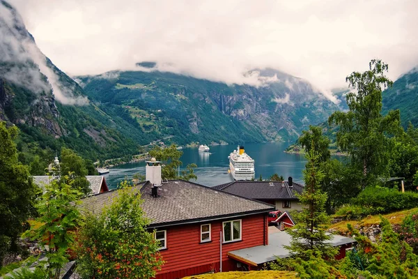 Przygoda, discovery, podróż. Statek w norweski fiord na zachmurzone niebo. Liniowiec w village harbor. Cel podróży, turystyki. Wakacje, wycieczka, wanderlust. — Zdjęcie stockowe