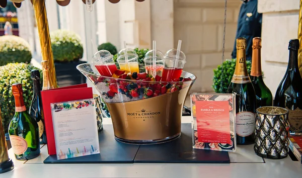 Bar mostrador al aire libre en el edificio de fondo —  Fotos de Stock