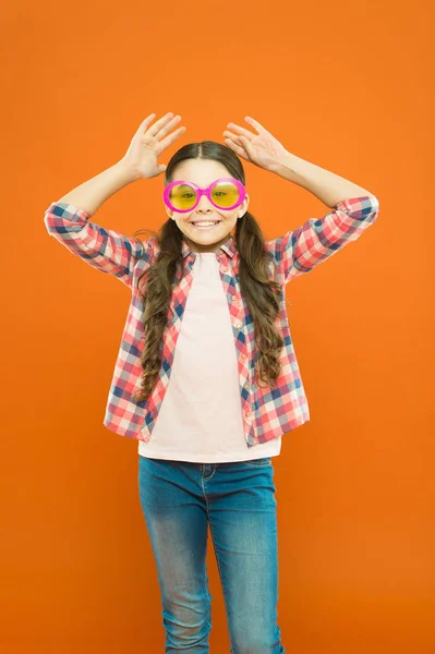 Γυαλιά ηλίου φανταχτερό αξεσουάρ. Το κορίτσι φοράει γυαλιά. Οπτική και θεραπεία όρασης. Αποτελεσματική άσκηση μάτια zooming. Παιδί χαρούμενο με καλή όραση. Υγεία ματιών και ματιών. Βελτίωση της όρασης — Φωτογραφία Αρχείου