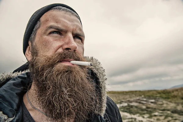 긴 수염 머리와 콧수염 hipster 담배 연기 — 스톡 사진