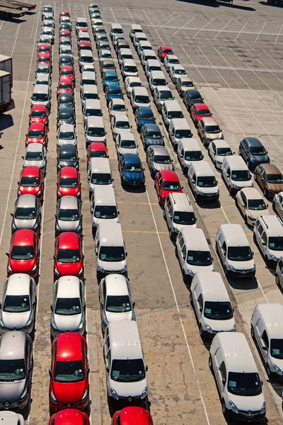 Barcelona, Spain - March 30, 2016: new cars in rows on parking. Auto export and import of car. Vehicles shipment. Car trade and commerce. Shipping activity. Traveling by car to Barcelona, Spain — Stock Photo, Image