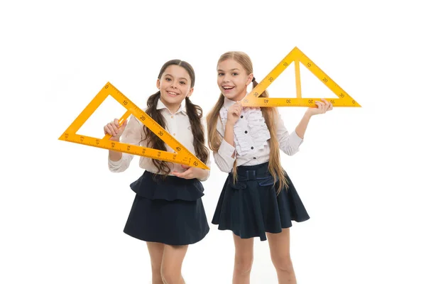 A disciplina preferida da escola. Conceito de educação e escola. Alunos de escola aprendendo geometria. Uniforme escolar infantil branco isolado. Conceito STEM. Aprenda teorema sobre ângulo reto. Meninas com grandes governantes — Fotografia de Stock