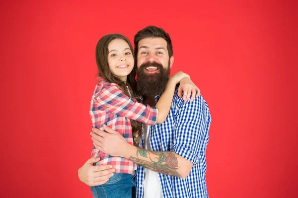 Aileden başka bir şey yok. babası ile mutlu küçük kız. Küçük çocuk babasını seviyor. Babalar günü. çocuk günü. uluslararası çocuk günü. Aile bağları. baba ve kızı kucaklamak. mutlu çocuklar günü — Stok fotoğraf