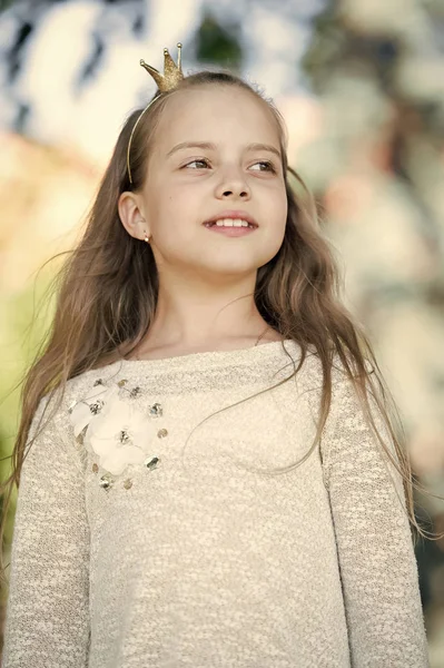 Retrato de una encantadora princesita feliz — Foto de Stock