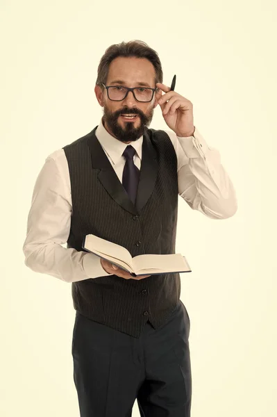 Concetto di lavoro. L'uomo barbuto con gli occhiali si concentra sul lavoro di carta. L'uomo d'affari ha una giornata impegnativa al lavoro. Il duro lavoro assicura il successo — Foto Stock