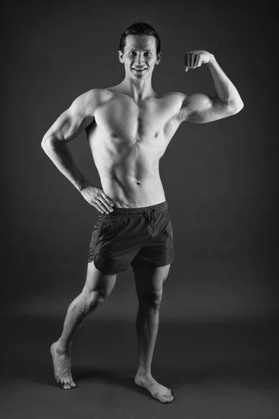 Attraktiv kille muskulös bröst. Stolt över utmärkt form. Muskulös bodybuilder koncept. Frisk och stark. Macho stilig med muskulösa överkropp. Förbättra dig själv. Man muskulös atlet stå tryggt — Stockfoto
