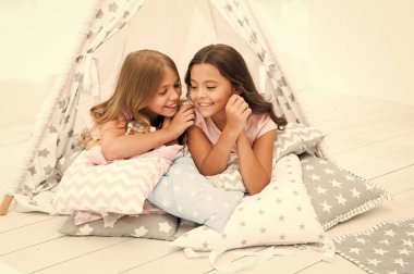 Hisse sırları kavramı. Kızlar Sevimli çocuk teepee yatak odasında rahatlatıcı yatıyordu. Sevimli uzay tatil için. Modern iç rahat teepee evleri içerir. En yakın arkadaşlarım arasında gizli konuşma