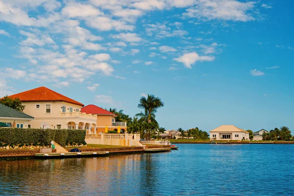 Villa d'été de George Town, Îles Caïmans. Vue sur villa d'été depuis la mer. Villa d'été maisons sur ciel bleu. Architecture de villa d'été. vacances sur les Caraïbes — Photo