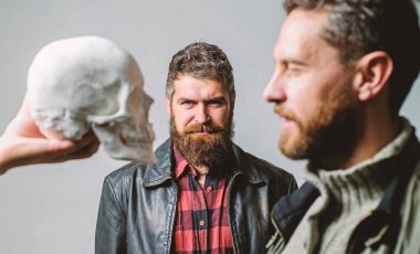 Korkularını aşmak. Cesur ol. Korku kırma üzerinde duruldu. Psikoloji kavram. İnsan korku ve cesaret. Derin korku gözlerine bakıyor. Adam acımasız sakallı hippi ölüm kafatası sembol seyir