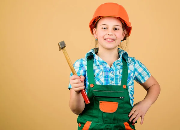 自分で未来を築け。イニシアチブの子供のハード帽子ヘルメットビルダー労働者。自分自身を向上させるツール。育児開発。将来の職業。建築家。キッドビルダーの女の子 — ストック写真