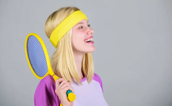 Tennis Club concept. Actieve vrijetijdsbesteding en hobby. Tennis sport en entertainment. Meisje schattig blondine spelen tennis. Start Play Game. Sport voor het behoud van gezondheid. Atleet houden tennis racket in de hand — Stockfoto