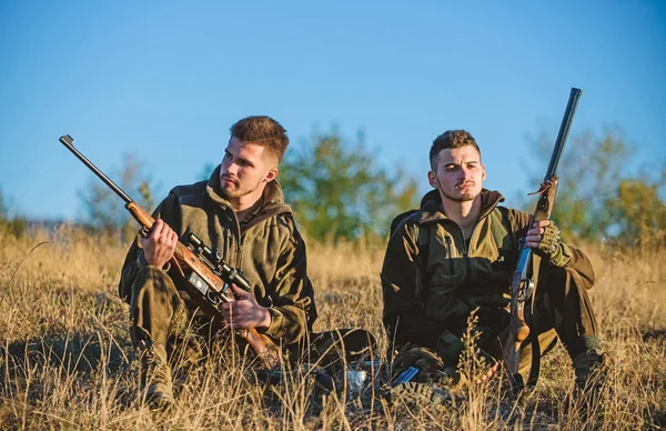 Vadászat meg hobbi-szabadidő. Többi igazi férfi koncepció. Vadászok gamekeepers pihentető. Megvitatni a fogás. Vadászok a puska kellemes természeti környezetben. Vadász barátja élvezni szabadidős területén — Stock Fotó