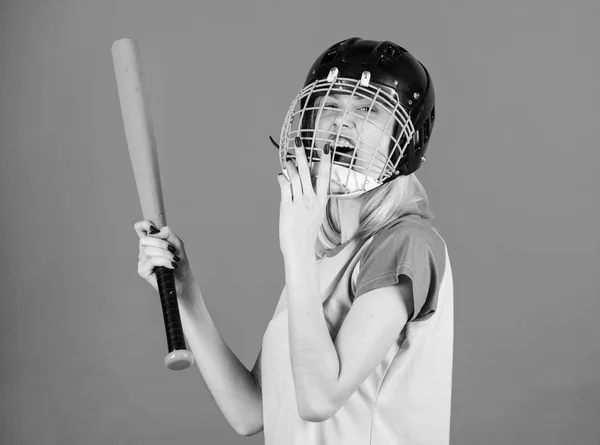 打破体育定型观念。女人喜欢打棒球。女孩自信漂亮的金发女郎戴棒球头盔, 并举行球棒在蓝色的背景。棒球运动中的女人。棒球女选手概念 — 图库照片