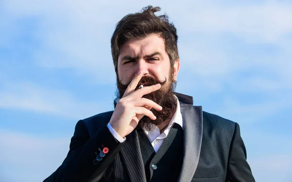 Homme fumant. brutal hipster caucasien avec moustache. Un barbu fumant de la cigarette. fumée. Hipster mature avec barbe. Succès futur. Mode masculine formelle. Homme d'affaires contre le ciel — Photo