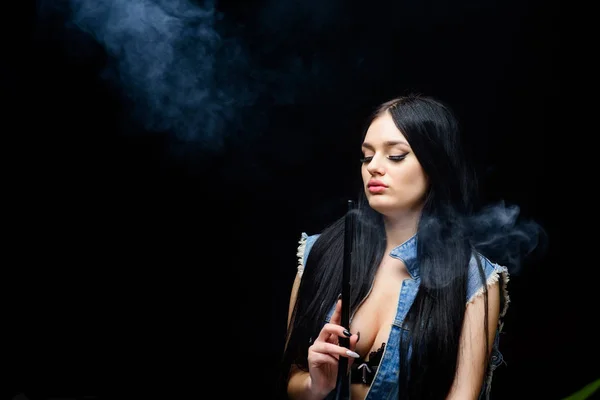 Ungesunde Sucht. Tabakdroge. Atmen Sie Rauch auf schwarzem Hintergrund aus. schlechte Angewohnheit. Frauendampf. sexy Frau Zigarre rauchend. Shisha-Bar. Elektronische Zigarette. Kopierraum. wie Wasserpfeife. — Stockfoto