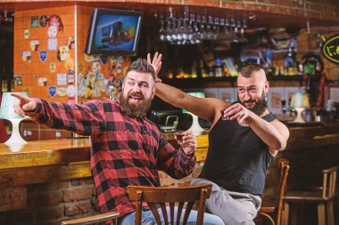 Şerefe kavramı. Hipster acımasız sayacı bar arkadaşıyla alkol adam sakallı. Erkekler sarhoş eğleniyor barda rahatlatıcı. Güçlü alkollü içecekler. Arkadaş barda rahatlatıcı. Cuma barda rahatlayın