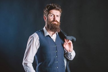 Özel takım elbise yaptı. Sakallı hippi giyim resmi takım elbise gömlek yelek ve ceket ile. Zarif özel kıyafet moda. Terzilik ve giysi tasarımı. Özel ölçmek yaptı. Takım elbise ölçmek için yapılan tasarımı