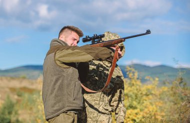 Kanuna karşı. Kavram kaçak avcılık. Etkinlik acımasız erkekler için. Avcılar avcılar kurban aradığını. Kaçak avcılar doğa ortamında tüfeklerle. Yasadışı avcılık. Avcılar vahşi kaçak avcılar. Av yasak