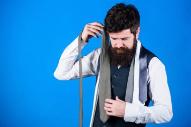 Kravatlı gardrobunu inşa ediyor. Sakallı adam gardrobunun kravatını seçiyor. İş veya resmi günler için şık erkek gardırop. Zamansız bir itiraza sahip gardırop temelleri, kopyalama alanı