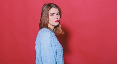 Makyaj ve kozmetik kavramı. Makyaj ile çekici ve kendinden emin bir kadın. Güzellik ipuçları. Kız makyaj dudaklar kırmızı arka plan üzerinde poz. Makyaj partisi için. Genel olay veya parti kutlama için hazır olun