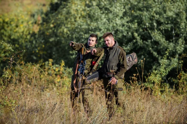 Los amigos cazadores disfrutan del ocio. Cazadores con rifles en ambiente natural. Socio cazador furtivo en el crimen. Actividad para el concepto de los hombres reales. Cazadores guardabosques en busca de animales o aves. Caza ilegal —  Fotos de Stock