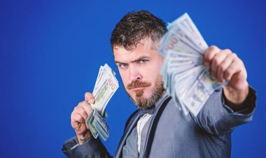 Kendi iş ile para yapma. Zengin işadamı bizimle dolarlık banknotlar. Para birimi broker para bohça ile. Nakit para tutan sakallı adam. İş başlangıç kredi. Elinde nakit