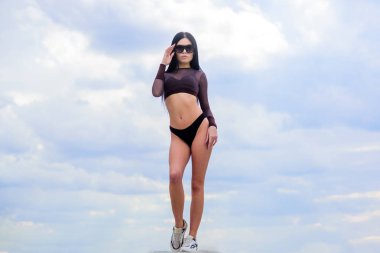 Spor salonu. hiçbir selülit ve yağ ile mükemmel vücut. spor ve fitness. Gök -yüzü. uygun vücut ile seksi kadın. Özgürlük. iç çamaşırı ve güneş gözlüğü açık şehvetli kız. yaz moda güzellik. açık spor salonu