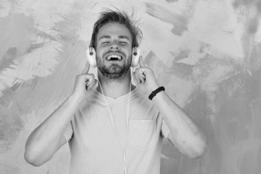 Akıllı telefonlu, mavi gözlü, şık hippi. Müzikal yaşam tarzı.