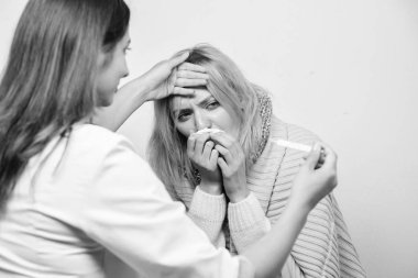 Tedavi ve ne zaman doktor aramak için. Doktor kadın hasta kişi inceleyin. Ev ziyaret Doktor hizmeti. Soğuk belirtileri tanımak. Tıbbi muayene. Doktor ve hasta kavramı. Yetişkin ateş belirtileri