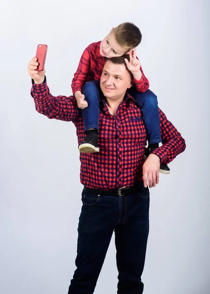 Familia feliz juntos. Día de los padres. Disfrutando del tiempo juntos. infancia. crianza. padre e hijo con camisa roja a cuadros. Un niño pequeño con papá. divertido selfie con padre. padre día concepto — Foto de Stock