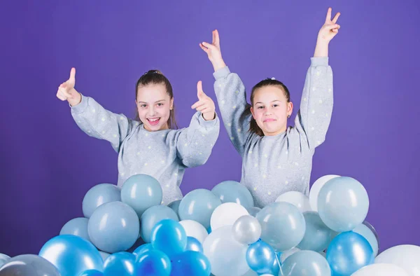 Concept de salutation. Avoir un concept amusant. Fête à thème ballon. Des amies près des ballons à air. Commencez la fête. Fête d'anniversaire. Journée internationale de l'enfance. Enfance insouciante. Soeurs organisent une fête à domicile — Photo