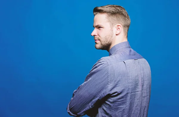 Homem de negócios com olhar confiante. homem sem barba de camisa. Chefe. Moda masculina. Negócios. Bonito homem macho. Ceo e empregado. espaço de cópia. sucesso e fortuna. Confiante em seu estilo — Fotografia de Stock