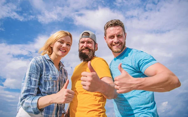 Amigos divirtiéndose festival al aire libre de verano. Los hombres y las mujeres disfrutan de vacaciones de verano. Vacaciones y entretenimiento. Visite el famoso festival durante las vacaciones. Muy recomendable para visitar. ¡Buen trabajo! La mejor opción —  Fotos de Stock