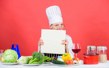 Aşçılık okulu konsepti. Ünlü şef kopya alanı tarafından kitap. Profesyonel seviyede. Kadın aşçılık okuyor. Aşçılık uzmanı. Şef sağlıklı yemek pişiriyor. Pişirme teknikleri. Cook kitap en iyi mutfak tarifleri okuyun