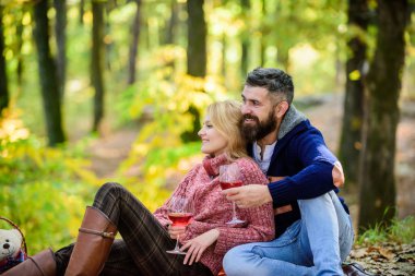aşk tarihi ve romantizm. Bahar havası. kamp ve yürüyüş. Şerefe. aşık çift sonbahar ormanda dinlenmek. Aile pikniği. Sevgililer günü. mutlu kadın ve sakallı adam şarap içmek. Birlikte akşam yemeğinin tadını çıkarın