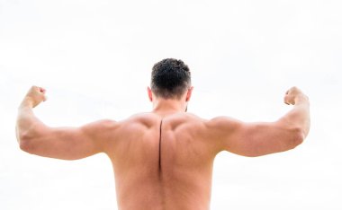 Ben her şeyi yapabilirim. Kaslı vücutlu bir adam. Adam ya da sporcu yumruklarla kollarını esnetiyor, arka görüşe. kaslı geri adam beyaz izole. Başarı kavramı. Güçlü kaslar ve güç
