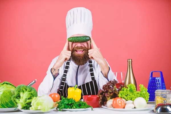 Homem cozinheiro chapéu avental segurar legumes frescos. Conceito de receita vegetariana. Restaurante vegetariano. Compre legumes frescos mercearia. Hipster chefe chef vegetariano café. Escolha estilo de vida vegetariano — Fotografia de Stock