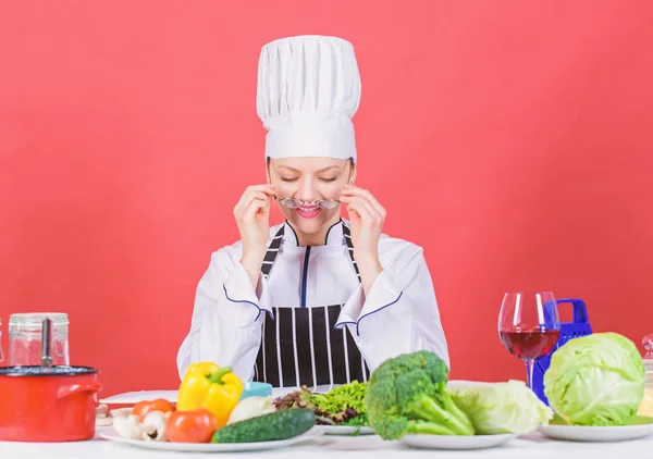 Kulinarisk expert. Kvinna Matlagning hälsosam mat. Färska grönsaker ingredienser för matlagning mål tid. Kulinariska skol konceptet. Kvinna i förkläde vet allt om kulinarisk konst. Kulinariska utbildningar — Stockfoto