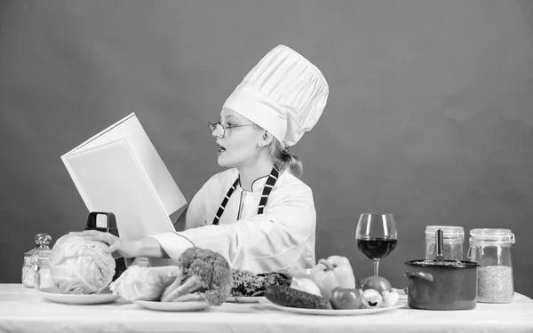 Erkek şapka ve önlük mutfak sanatları hakkında her şeyi biliyor. Pişirme beceri geliştirmek. Mutfak uzman. Kadın şef yemek sağlıklı yemek. Kız kitap en iyi mutfak tarifleri okudum. Mutfak konsepti — Stok fotoğraf