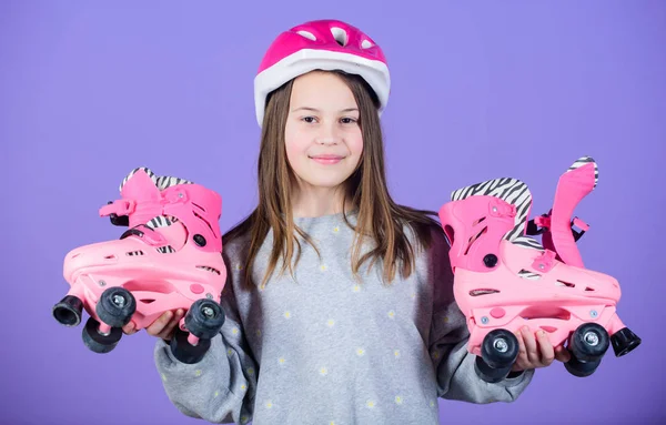 女の子かわいいティーンは、紫色の背景にヘルメットとローラースケートを着用します。ローラースケート10代の趣味。喜びの10代に乗ることになる。スポーティティーンの女の子。ローラースケートの準備ができています。アクティブなレジャーとライフスタイル — ストック写真