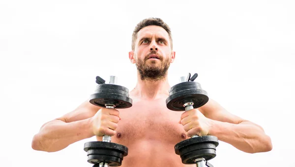 Équipements de fitness et de sport. corps athlétique. Gymnase d'haltères. homme sportif avec un torse ab fort. stéroïdes. Homme musclé faisant de l'exercice avec haltère. succès. Parfait pack de six. Déterminé à gagner — Photo