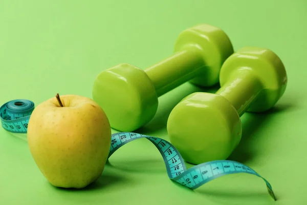 운동 과 체중 감량 개념. 밝은 녹색을 띤 덤벨 — 스톡 사진