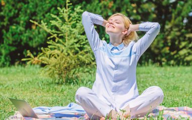 Neden her gün meditasyon. Zihnini boşalt. Kız halı yeşil çim çayır doğa arka plan üzerinde meditasyon. Dakika dinlenmek için bulmak. Pratik meditasyon rahatlatıcı bir kadın. Her gün meditasyon